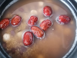 10、红豆小米粥,煮至粥稍微浓稠放入红枣一起煮