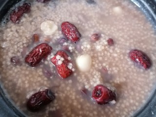 11、红豆小米粥,煮至浓稠改小火慢炖