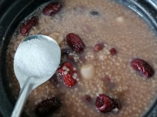 12、红豆小米粥,加入两勺白糖调味