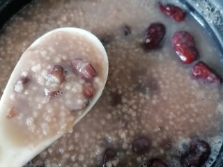 13、红豆小米粥,再炖一会至红豆开花即可出锅