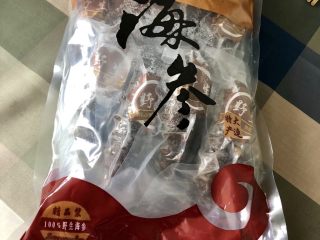 1、黄海遨游益“肾&心”➕热乎乎海参小米粥,朋友送的海参，这个海参是已经处理好煮熟的，化冻后再加工烹饪，炒煮烧炖都可以，很方便，适合阿晨这样的懒人。毕竟干海参泡发不容易，一不小心就容易废掉????