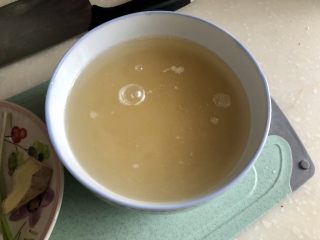 3、黄海遨游益“肾&心”➕热乎乎海参小米粥,小米淘洗一下，洗两遍就够了，免得营养流失。然后用清水浸泡至少半小时