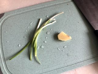 5、黄海遨游益“肾&心”➕热乎乎海参小米粥,姜去皮小葱择好洗净