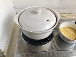 10、黄海遨游益“肾&心”➕热乎乎海参小米粥,在珐琅锅或砂锅或汤锅里加入适量的清水，基本小米和水的比例是1:15，先不要放入小米，先开火把水煮开，泡发小米的水可以一起倒入。