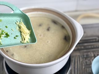 18、黄海遨游益“肾&心”➕热乎乎海参小米粥,加入姜丝，搅拌均匀。