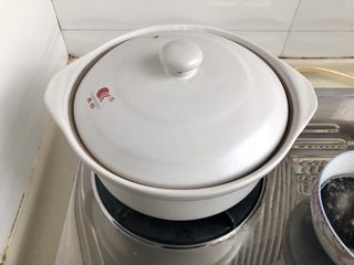 19、黄海遨游益“肾&心”➕热乎乎海参小米粥,加盖，小火继续煮十分钟。