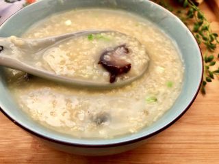 25、黄海遨游益“肾&心”➕热乎乎海参小米粥,这碗海参小米粥，阿晨选用了处理好煮熟的海参，所以操作非常简单，粘稠滑糯的小米粥里遨游着弹牙的海参，带着鸡汤的鲜美，热乎乎的一碗下胃，简直是太满足了。喜欢的宝宝们，快来试试吧????