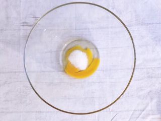 2、烘培之葡萄干杏仁酥,将鸡蛋打散白糖倒入盆中