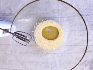 4、烘培之葡萄干杏仁酥,当体积略微膨胀，颜色变白加入一半色拉油