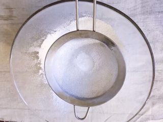 7、烘培之葡萄干杏仁酥,将泡打粉过筛加入，泡打粉选择无铝泡打粉