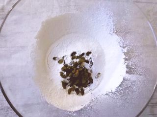 8、烘培之葡萄干杏仁酥,将葡萄干加入到盆中