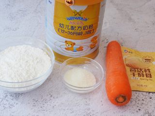1、胡萝卜奶香小饼,准备好材料