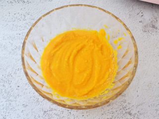 8、胡萝卜奶香小饼,搅拌均匀