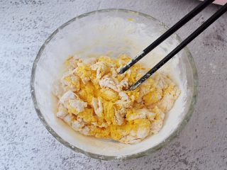 10、胡萝卜奶香小饼,边加边搅拌成絮状