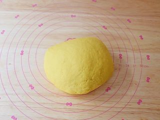 11、胡萝卜奶香小饼,再用手揉成光滑的面团