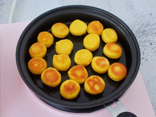 16、胡萝卜奶香小饼,翻另一面继续小火煎至金黄色即可