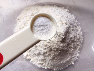 1、原味松饼,泡打粉加入低粉中