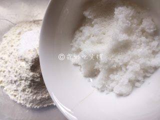 2、原味松饼,再加入细砂糖