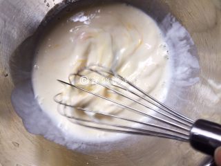 6、原味松饼,用打蛋器搅拌均匀