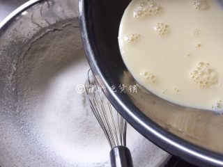 7、原味松饼,随后将蛋奶液倒入面粉盆中