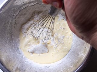 8、原味松饼,垂直地握着打蛋器，贴着盆壁，以一1秒一圈的速度，慢慢地向右先搅拌10圈，再向左搅拌10圈，最后再向右搅拌10圈（30圈就够了，不要搅拌过度，如果盆壁上有粘着的干粉把它敲打进盆里）