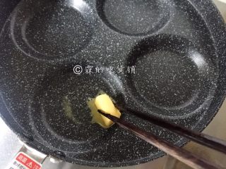 9、原味松饼,锅里薄薄的刷上一层黄油，平底锅、电饼铛都可以