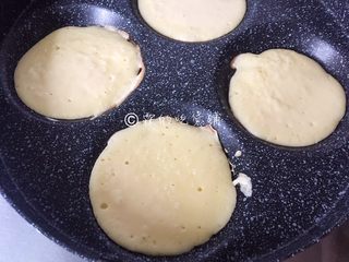 10、原味松饼,将面糊舀入，等表面鼓起小泡，就可以翻面了，另一面也上色后就可以出锅