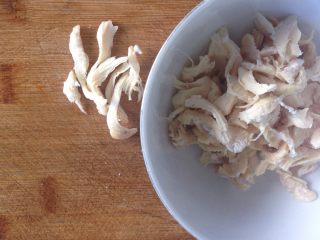 2、鸡丝粥,鸡肉撕成丝。备用！