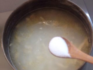 6、鸡丝粥,加入一勺盐巴，混合均匀，1分钟左右关火。