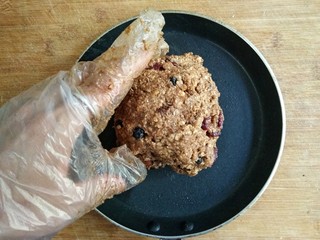 7、燕麦坚果能量棒,放入不沾平底锅，不用放油。