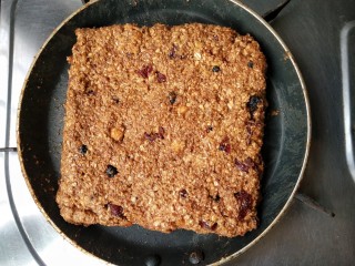 8、燕麦坚果能量棒,整好合适的大小和形状，中小火烘烤，烙至一面微焦时翻面。