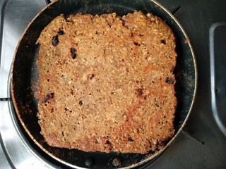 9、燕麦坚果能量棒,烙另一面，全程加盖，至内部熟透即可。