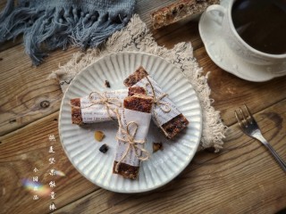 11、燕麦坚果能量棒,油纸包好装盘。