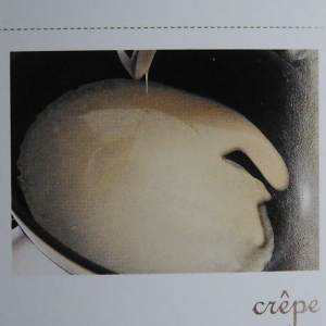 5、双色可丽饼,调至小火，用长柄勺将面糊倒入平底锅中央，快速倾倒，同时稍微转动平底锅，面糊很容易布满锅底形成圆形。（我一般把锅烧热，离火后倾倒面糊。）这个过程要迅速。继续用中火烘烤，等到饼皮表面干燥，四周翘起。