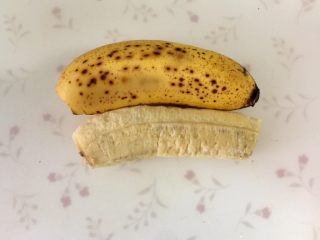 1、快手飞饼香蕉派,用表皮起了斑点的米蕉，比较甜和软，适合做烘焙，用一个香蕉也可以。