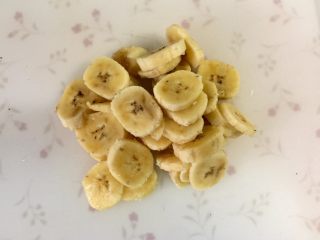2、快手飞饼香蕉派,把米蕉切片。