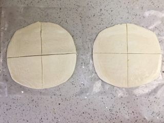 3、快手飞饼香蕉派,印度飞饼（甜味）拿出冰箱稍微放一会儿，不要解冻太久，以免太黏，在飞饼上切“十”字刀，每块平均分成4份。