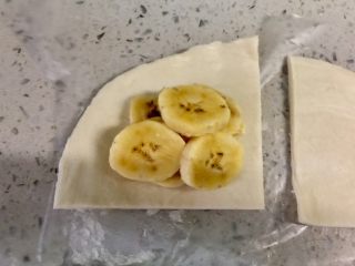 4、快手飞饼香蕉派,把米蕉片放在其中一片飞饼皮上。