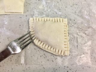 7、快手飞饼香蕉派,用叉子把派边压实