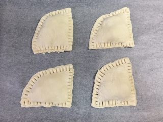 8、快手飞饼香蕉派,四个分别压好边。