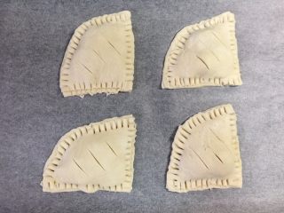 9、快手飞饼香蕉派,在派面上划三道口。