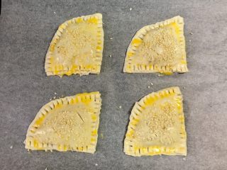 11、快手飞饼香蕉派,表面撒上白芝麻，黑芝麻亦可。