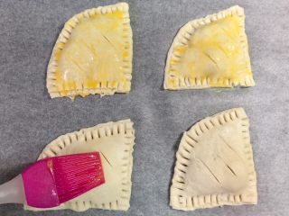 10、快手飞饼香蕉派,在派的表面刷上鸡蛋液。