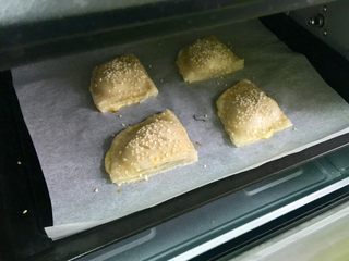 12、快手飞饼香蕉派,烤箱预热180度，烤15分钟，根据自家烤箱的脾气调整温度和时间，烤至表面金黄。