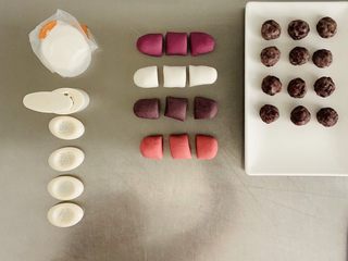 6、冰皮月饼,每一色平均分成三个，提前做好的蜜红豆捣成泥，分成18克一个，团成圆形备用