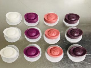 12、冰皮月饼,冰皮月饼下面垫上油纸。