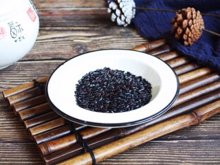 1、酸甜养生黑米粥,黑米50g。