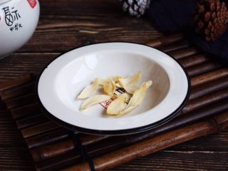 3、酸甜养生黑米粥,百合10g。