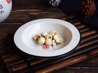 4、酸甜养生黑米粥,莲子10g。