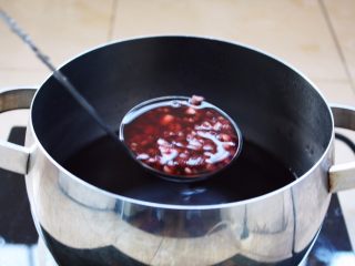 11、酸甜养生黑米粥,煮至浓稠即可。